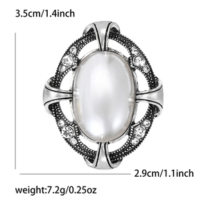 Détail de broche argentée vintage avec grande perle blanche et dimensions 3,5cm x 2,9cm