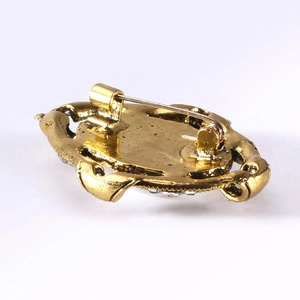 Détails du dos d'une broche vintage en alliage doré avec fermoir à épingle et design ajouré