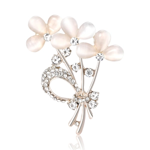 Élégante broche florale en pierre œil de chat avec cristaux et finition or rose
