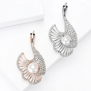Broches cygne élégantes en argent et or rose avec cristaux et perles blanches