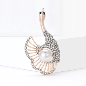 Élégante broche cygne avec perle ronde et cristaux brillants sur métal or rose
