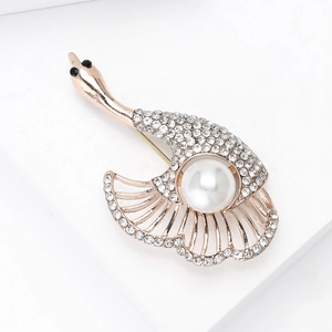 Détail de la broche cygne avec strass étincelants et une grande perle centrale