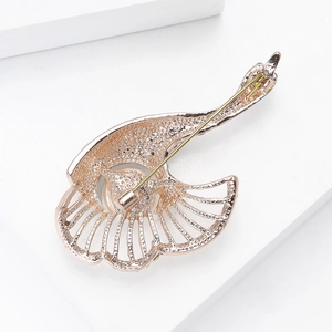 Broche cygne dorée élégante vue arrière avec fermoir de sécurité et motifs ajourés
