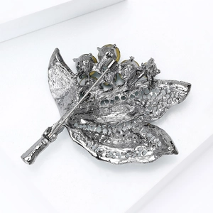 Broche herbe vintage élégante en métal noir fusil avec épingle et détails ajourés au dos