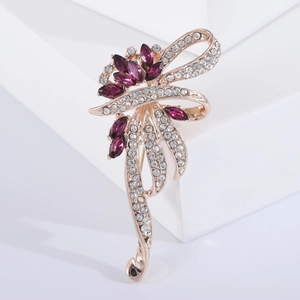 Élégante broche fleur en or rose avec gemmes marquises violettes et cristaux blancs
