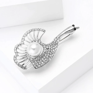 Détail d'une élégante broche cygne argentée avec cristaux et une grande perle blanche