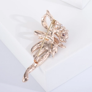 Vue arrière détaillée de la broche en or rose avec fermoir à épingle et motifs d'étoiles