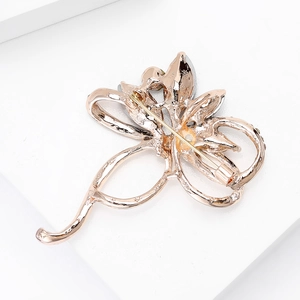 Broche nœud élégante en or rose avec strass et détail de l'épingle de sûreté arrière