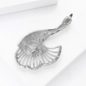 Vue arrière détaillée de la broche cygne montrant l'épingle de sûreté et la texture alliage