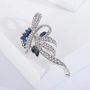 Broche plume argentée élégante avec gemmes marquise bleu foncé et strass blancs