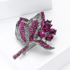 Détail macro de l'élégante broche papillon en strass fuchsia avec finition métal foncé