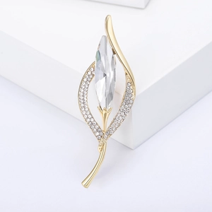Élégante broche fleur dorée avec cristal marquise et strass brillants pour femme