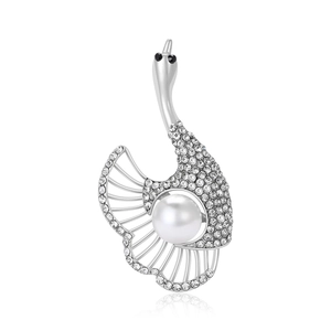 Broche cygne élégante sertie de strass argentés avec une grande perle au centre