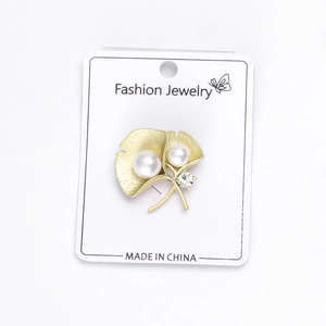 Détails de la broche feuille de ginkgo dorée avec perles blanches et petits strass brillants