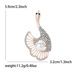 Élégante broche cygne en or rose avec cristaux blancs et détail de perle ronde