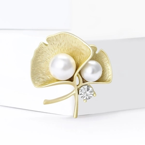 Broche élégante en forme de feuille de ginkgo dorée mate avec perles et zircone