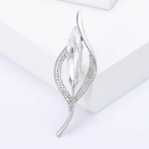 Élégante broche en forme de lys calla argenté avec un grand cristal et pavé étincelant