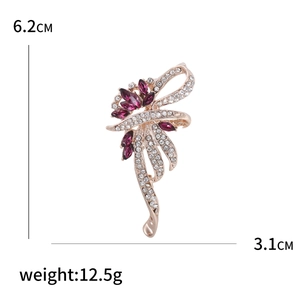 Broche florale dorée élégante avec cristaux violets et strass blancs, 6,2 cm