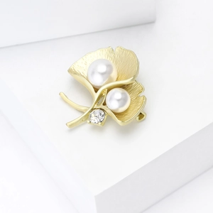 Élégante broche feuille de ginkgo en or mat avec perles blanches et accents de strass brillants