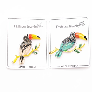 Détails de broches toucan en émail avec cristaux étincelants et bec jaune vif