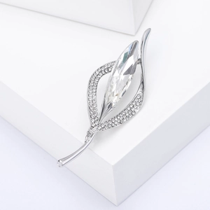 Vue détaillée de la broche feuille argentée avec grand cristal marquise et pierres zircons