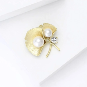 Broche élégante feuille de ginkgo dorée avec perles blanches et zircons brillants