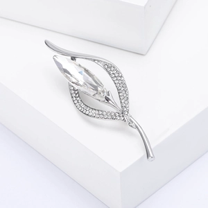 Vue détaillée d'une élégante broche argentée avec cristal marquise et pavé de strass
