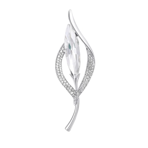 Vue détaillée d'une broche argentée avec grand cristal marquise et pavé de zircons