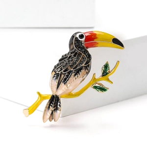 Détail de la broche toucan avec émail multicolore et incrustations de strass noirs