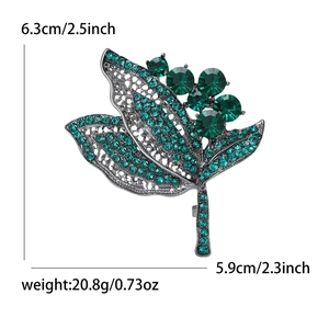 Broche feuille vintage élégante avec cristaux verts et base argentée pour manteaux