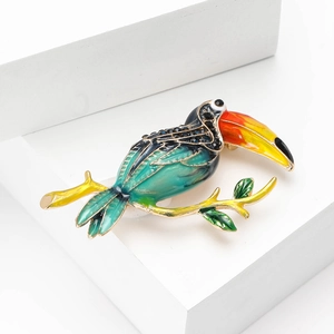 Exquise broche toucan en émail aux couleurs vives sur un support en pierre minimaliste