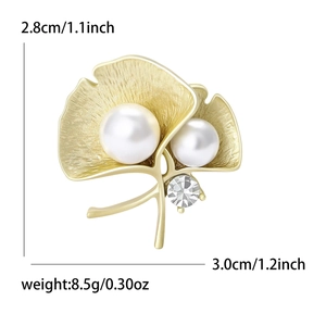 Broche ginkgo dorée avec perles blanches et détails en zircon, taille 3cm
