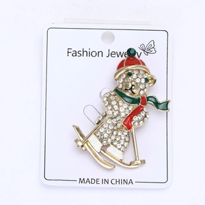 Détail de la broche ours skieur avec strass scintillants et finitions en émail