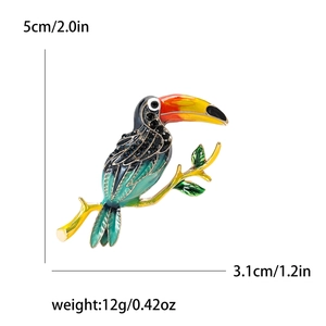 Broche toucan artistique en émail avec bec orange, dimensions de 5 cm sur 3,1 cm