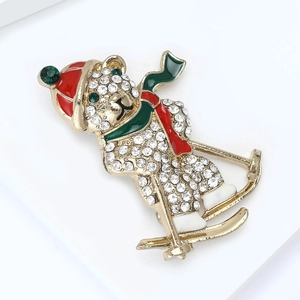 Broche ours de ski en cristal étincelant avec accessoires de Noël rouges et verts
