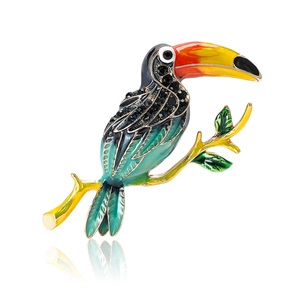 Exquise broche toucan en émail et alliage doré avec pierres de zircon colorées sur branche