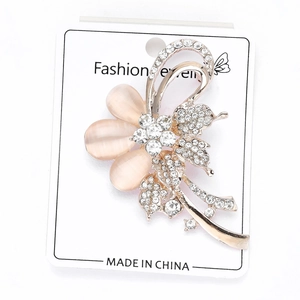 Gros plan d'une élégante broche fleur en pierre œil-de-chat rose avec des strass or rose
