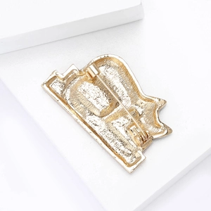 Detail view of the gold-plated cat brooch back with a secure safety pin fastener