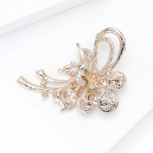 Vue arrière de la broche fleur avec placage doré et fermoir à épingle de sûreté