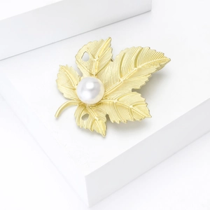 Broche luxueuse en forme de feuille dorée avec perle blanche pour robes et vestes de soirée