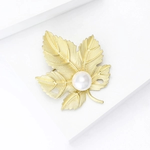 Broche Feuille d'Érable Vintage Avec Incrustation de Perle Alliage d'Or Mat Bijoux Élégants Inspirés de La Nature Pour Femme Mariage Fête Accessoire