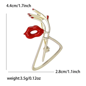 Broche visage artistique avec lèvres en émail rouge incluant les détails de taille et poids