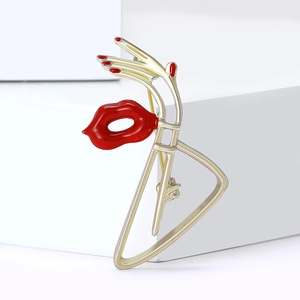 Broche en émail artistique dorée avec main et lèvres rouges pour accessoire de mode