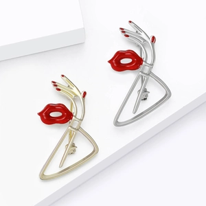 Main Abstraite Tenant des Lèvres Rouges Broche Alliage Émail Pin Sexy Bouche Corsage Pour Femmes Vêtements Accessoires Personnalité Bijoux Cadeau