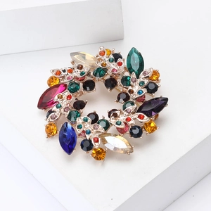 Broche couronne florale dorée de luxe avec strass colorés et accents de cristal