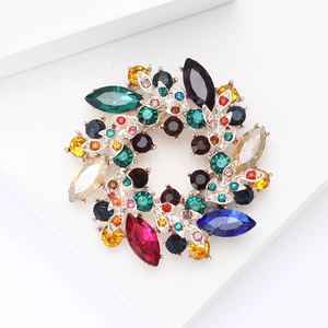 Broche couronne dorée élégante avec strass multicolores et design de fleur de bauhinia