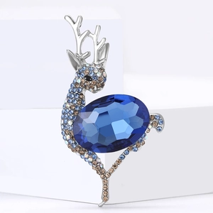 Elegante spilla a forma di cervo con cristallo blu scuro e strass multicolori