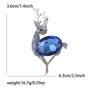 Raffinata spilla a forma di alce argentata con gemma blu e strass brillanti incastonati