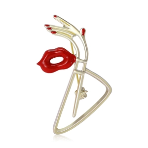 Broche minimaliste en métal argenté avec un design de main créatif et lèvres émaillées