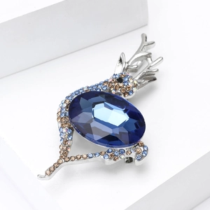 Elegante spilla a forma di renna in argento con gemma blu e dettagli in strass